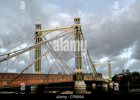 Prince Albert Bridge à la Tamise par Chelsea par jour Banque D'Images