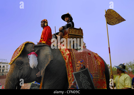 Thaï traditionnel costume porté à la Lop Buri festival. Lop Buri Thaïlande le 15/02/2012 Banque D'Images