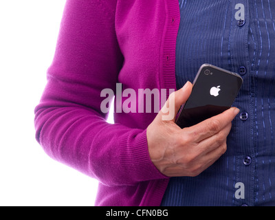 Close up of woman holding iPhone Banque D'Images