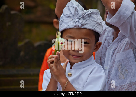 Jeune garçon en vêtements traditionnels lors d'une cérémonie religieuse à Bali, du Pacifique Sud, l'Indonésie, l'Asie du Sud-Est Banque D'Images