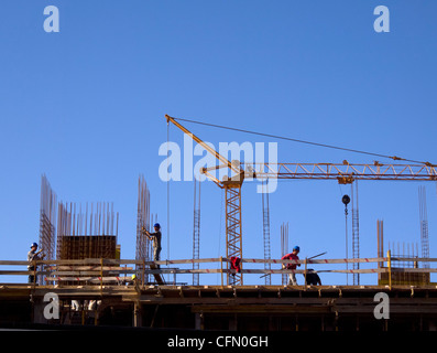 Les travailleurs de la construction sur un site de construction Banque D'Images