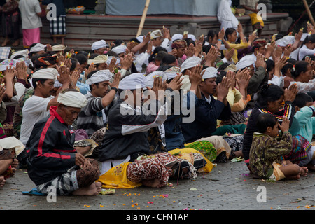 Les gens en vêtements traditionnels priant lors d'une cérémonie religieuse à Bali, Indonésie, du Pacifique Sud, en Asie du sud-est Banque D'Images