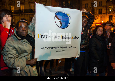 Paris, France, African Jewish Men Holding Protest Sign, en Marche silencieuse, protestations après l'attaque terroriste contre un Scho-ol juif à Toulouse, manifestation juive de la "Fraternité Noirs Juifs", immigration juive communautaire Banque D'Images