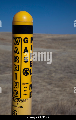 Brule, Nebraska - Un marqueur met en garde d'un gazoduc. Banque D'Images