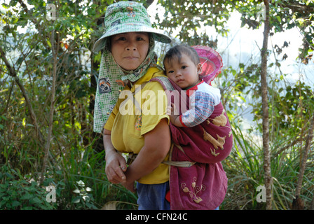 Hiltribe mère et fille sur le chemin du travail à Chiang Mai dans le Nord de la Thaïlande le 17/01/2009 Banque D'Images