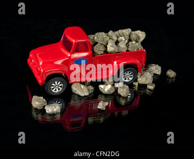 Jouet ancien camion avec du vrai or d'imbéciles dans le lit Banque D'Images
