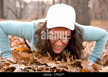 Femme hispanique latino à Central Park s'exerçant dans Central Park pendant la saison d'automne Banque D'Images