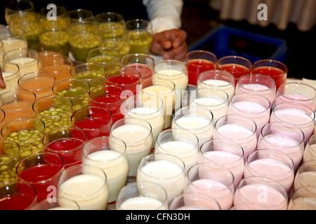 Jus de fruits et boissons froides servant dans la partie Banque D'Images