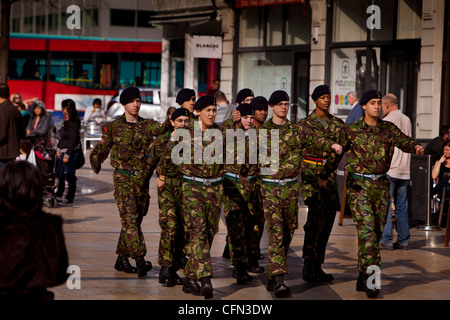 Les troupes de l'armée territoriale le régiment Royal Yeomanry marche dans les rues de Hammersmith Banque D'Images