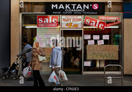 Fermeture du magasin de vêtements sur King Street, 75015 Banque D'Images