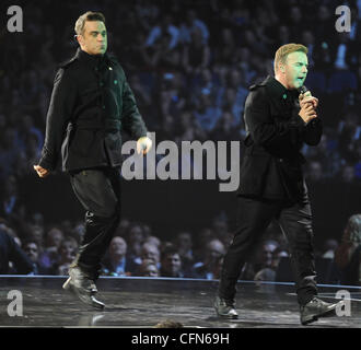 Robbie Williams et Gary Barlow de prendre qu'effectuer, des BRIT Awards 2011 à l'O2 Arena - à l'intérieur de Londres, Angleterre - 15.02.11 Banque D'Images