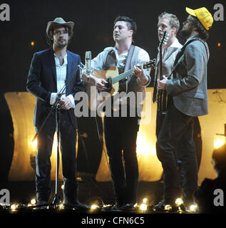 Ted Dwane, Ben Lovett, Marcus Mumford et Winston Marshall de Mumford and Sons effectuer , des BRIT Awards 2011 à l'O2 Arena - à l'intérieur de Londres, Angleterre - 15.02.11 Banque D'Images