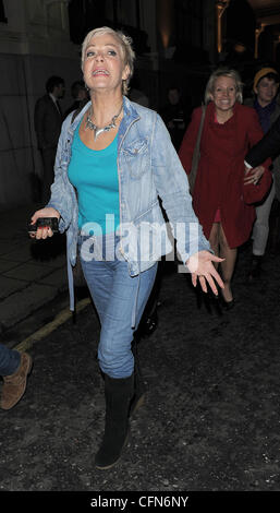 Denise Welch et un groupe d'amis se voient refuser l'entrée au parti. Le Brit Awards 2011 afterparty, tenue à l'hôtel Savoy de Londres, Angleterre - 16.02.11 Banque D'Images