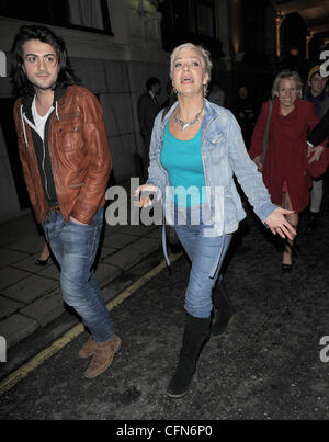 Denise Welch et un groupe d'amis se voient refuser l'entrée au parti. Le Brit Awards 2011 afterparty, tenue à l'hôtel Savoy de Londres, Angleterre - 16.02.11 Banque D'Images