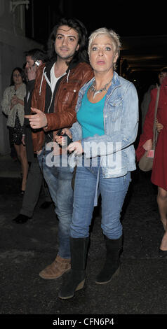 Denise Welch et un groupe d'amis se voient refuser l'entrée au parti. Le Brit Awards 2011 afterparty, tenue à l'hôtel Savoy de Londres, Angleterre - 16.02.11 Banque D'Images