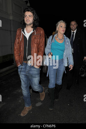 Denise Welch et un groupe d'amis se voient refuser l'entrée au parti. Le Brit Awards 2011 afterparty, tenue à l'hôtel Savoy de Londres, Angleterre - 16.02.11 Banque D'Images