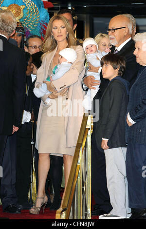 La chanteuse Céline Dion tient son fils Nelson Angelil à côté de son mari et manager René Angélil, tenant leur fils Eddy Angelil, et leur fils René-Charles Angelil qu'ils arrivent au Caesars Palace. Dion va commencer les répétitions pour son nouveau salon set à débuts Mar Banque D'Images