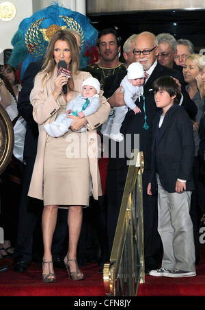 La chanteuse Céline Dion tient son fils Nelson Angelil à côté de son mari et manager René Angélil, tenant leur fils Eddy Angelil, et leur fils René-Charles Angelil qu'ils arrivent au Caesars Palace. Dion va commencer les répétitions pour son nouveau salon set à débuts Mar Banque D'Images