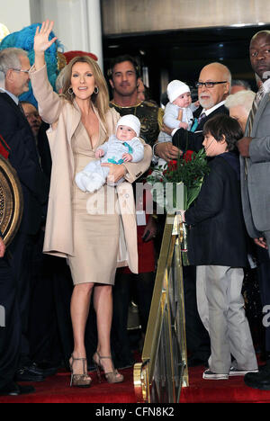 La chanteuse Céline Dion tient son fils Nelson Angelil à côté de son mari et manager René Angélil, tenant leur fils Eddy Angelil, et leur fils René-Charles Angelil qu'ils arrivent au Caesars Palace. Dion va commencer les répétitions pour son nouveau salon set à débuts Mar Banque D'Images