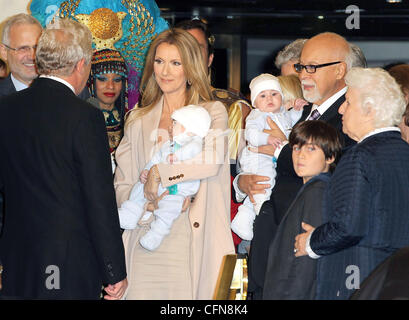 La chanteuse Céline Dion tient son fils Nelson Angelil à côté de son mari et manager René Angélil, tenant leur fils Eddy Angelil, et leur fils René-Charles Angelil qu'ils arrivent au Caesars Palace. Dion va commencer les répétitions pour son nouveau salon set à débuts Mar Banque D'Images