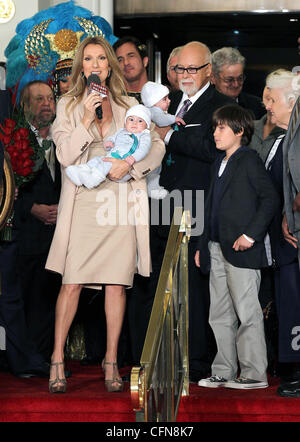 La chanteuse Céline Dion tient son fils Nelson Angelil à côté de son mari et manager René Angélil, tenant leur fils Eddy Angelil, et leur fils René-Charles Angelil qu'ils arrivent au Caesars Palace. Dion va commencer les répétitions pour son nouveau salon set à débuts Mar Banque D'Images