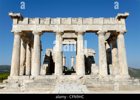 Egine. La Grèce. Vue de l'avant (face à l'Est) de l'impressionnant Temple d'Aphaia. Banque D'Images