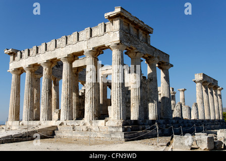 Egine. La Grèce. Vue de l'avant (face à l'Est) et le côté de l'impressionnant Temple d'Aphaia. Banque D'Images