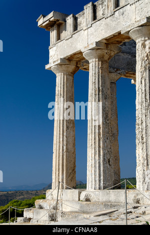 Egine. La Grèce. Vue sur l'avant gauche de l'impressionnant Temple d'Aphaia. Banque D'Images