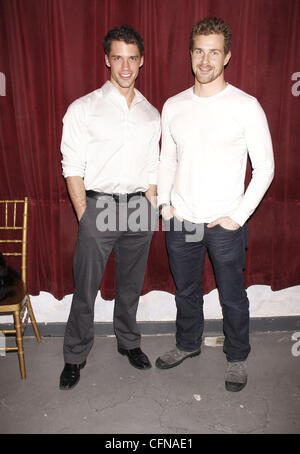 David Gregory et Josh Kelly acteurs dans le soap opera ABC 'Une vie à vivre' féliciter leurs co-star Ilene Kristen sur avec comme tante Toniann dans la comédie Off-Broadway 'My Big Gay mariage italien' à St Luke's Theatre New York City, USA - 17 ans Banque D'Images