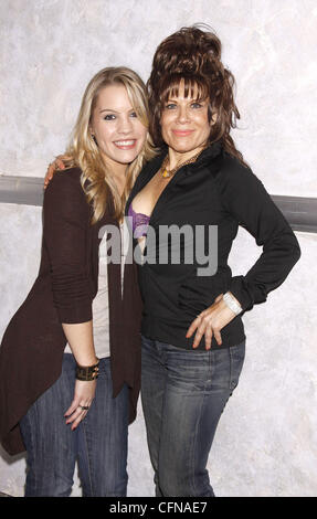 Kristen Alderson et Ilene Kristen acteurs dans le soap opera ABC 'Une vie à vivre' féliciter leurs co-star Ilene Kristen sur avec comme tante Toniann dans la comédie Off-Broadway 'My Big Gay mariage italien' à St Luke's Theatre New York City, États-Unis Banque D'Images