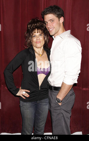 Ilene Kristen et David Gregory acteurs dans le soap opera ABC 'Une vie à vivre' féliciter leurs co-star Ilene Kristen sur avec comme tante Toniann dans la comédie Off-Broadway 'My Big Gay mariage italien' à St Luke's Theatre New York City, USA - Banque D'Images