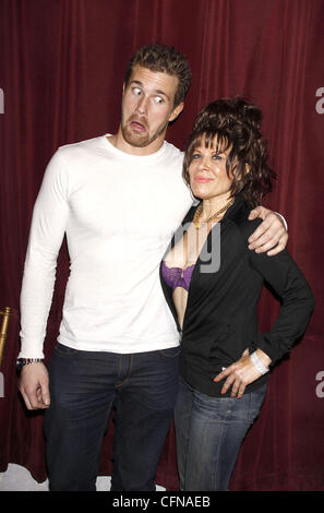 Josh Kelly et Ilene Kristen acteurs dans le soap opera ABC 'Une vie à vivre' féliciter leurs co-star Ilene Kristen sur avec comme tante Toniann dans la comédie Off-Broadway 'My Big Gay mariage italien' à St Luke's Theatre New York City, USA - 17 ans Banque D'Images