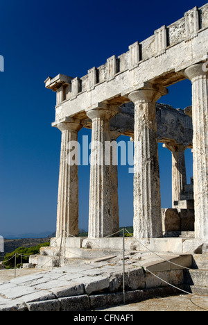 Egine. La Grèce. Vue sur l'avant gauche de l'impressionnant Temple d'Aphaia. Banque D'Images