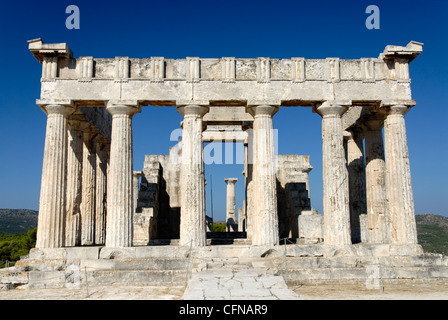 Egine. La Grèce. Vue de l'avant (face à l'Est) de l'impressionnant Temple d'Aphaia. Banque D'Images