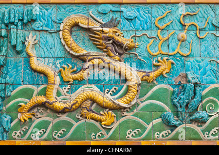 Détail de l'écran neuf dragons, Palais de la tranquillité et de la longévité, de la Cité Interdite, Beijing, China, Asia Banque D'Images