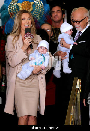 La chanteuse Céline Dion tient son fils Nelson Angelil à côté de son mari et manager René Angélil, tenant leur fils Eddy Angelil, et leur fils René-Charles Angelil qu'ils arrivent au Caesars Palace. Dion va commencer les répétitions pour son nouveau salon set à débuts Mar Banque D'Images