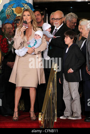 La chanteuse Céline Dion tient son fils Nelson Angelil à côté de son mari et manager René Angélil, tenant leur fils Eddy Angelil, et leur fils René-Charles Angelil qu'ils arrivent au Caesars Palace. Dion va commencer les répétitions pour son nouveau salon set à débuts Mar Banque D'Images