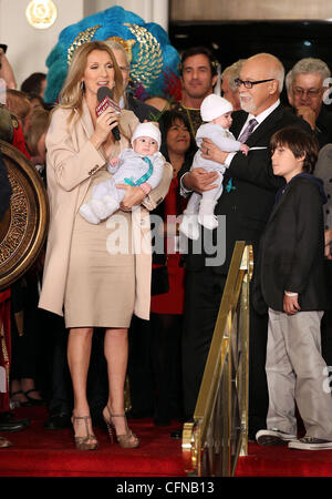 La chanteuse Céline Dion tient son fils Nelson Angelil à côté de son mari et manager René Angélil, tenant leur fils Eddy Angelil, et leur fils René-Charles Angelil qu'ils arrivent au Caesars Palace. Dion va commencer les répétitions pour son nouveau salon set à débuts Mar Banque D'Images