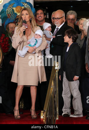 La chanteuse Céline Dion tient son fils Nelson Angelil à côté de son mari et manager René Angélil, tenant leur fils Eddy Angelil, et leur fils René-Charles Angelil qu'ils arrivent au Caesars Palace. Dion va commencer les répétitions pour son nouveau salon set à débuts Mar Banque D'Images