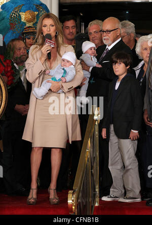 La chanteuse Céline Dion tient son fils Nelson Angelil à côté de son mari et manager René Angélil, tenant leur fils Eddy Angelil, et leur fils René-Charles Angelil qu'ils arrivent au Caesars Palace. Dion va commencer les répétitions pour son nouveau salon set à débuts Mar Banque D'Images