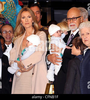 La chanteuse Céline Dion tient son fils Nelson Angelil à côté de son mari et manager René Angélil, tenant leur fils Eddy Angelil, et leur fils René-Charles Angelil qu'ils arrivent au Caesars Palace. Dion va commencer les répétitions pour son nouveau salon set à débuts Mar Banque D'Images