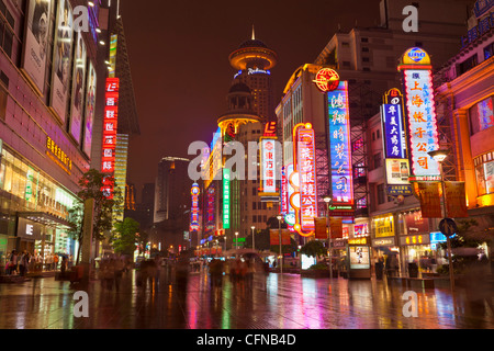 Enseignes au néon et shoppers, Nanjing Road, Shanghai, China, Asia Banque D'Images