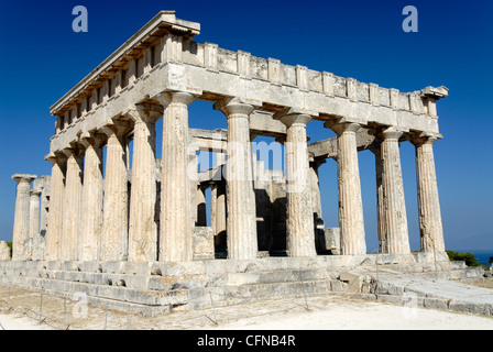 Egine. La Grèce. Vue de l'avant (face à l'Est) et du côté sud de l'impressionnant Temple d'Aphaia Banque D'Images