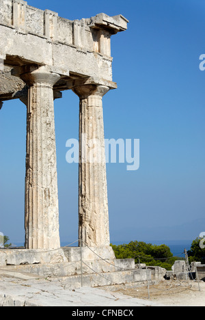 Egine. La Grèce. Vue sur le coin avant droit de l'impressionnant Temple d'Aphaia. Banque D'Images