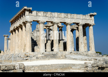 Egine. La Grèce. Vue de l'avant (face à l'Est) et du côté sud de l'impressionnant Temple d'Aphaia Banque D'Images