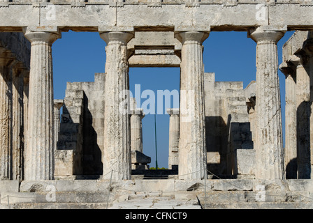 La Grèce. Avant de l'impressionnant Temple d'Aphaia qui est situé au sommet d'une colline à pin sur le côté est de l'île d'Aegina. Banque D'Images