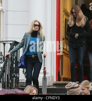 Elle Macpherson et Claudia Schiffer après avoir déposé leurs enfants à l'école de Londres, Angleterre - 10.02.11 Banque D'Images