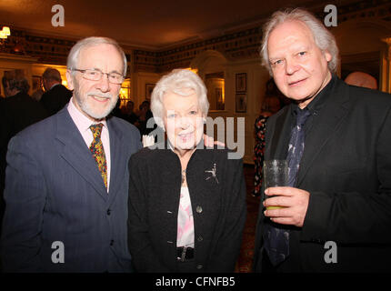 Andrew Sachs, June Whitfield et Brian MacArthur, ancien de l'année 2011 tenue à Simpsons dans le Strand Londres - à l'intérieur. Londres, Angleterre - 10.02.11, Banque D'Images