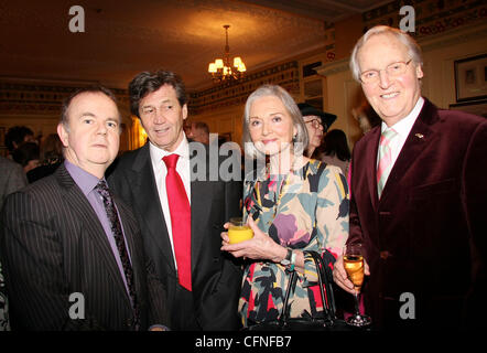 Ian Hislop, Melvyn Bragg, Anna Ford et Nicholas Parsons, ancien de l'année 2011 tenue à Simpsons dans le Strand Londres - à l'intérieur. Londres, Angleterre - 10.02.11, Banque D'Images