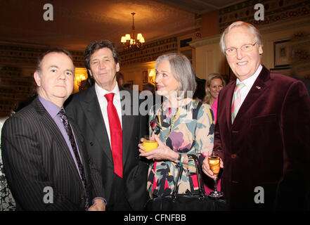 Ian Hislop, Melvyn Bragg, Anna Ford et Nicholas Parsons, ancien de l'année 2011 tenue à Simpsons dans le Strand Londres - à l'intérieur. Londres, Angleterre - 10.02.11, Banque D'Images